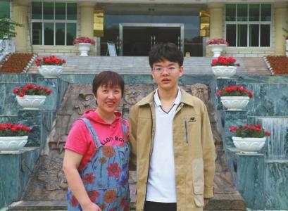 今年开学季,周建(左)的儿子送她入学。