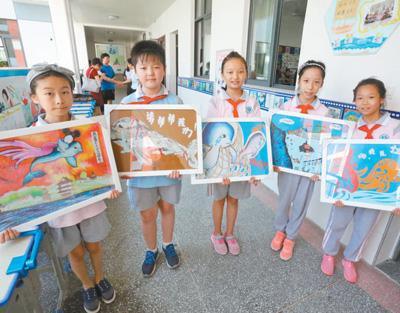 宜昌市实验小学五年级学生在展示其创作的环保剪贴画。