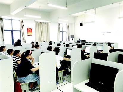 楚天都市报讯 图为：考生和家长代表探访中考阅卷点