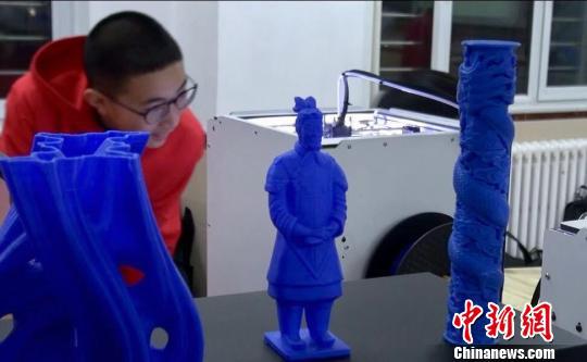 图为学生制作的3D打印作品。　陈峰　摄