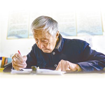 资料照片:叶连平在批改作业