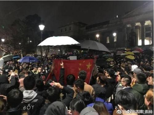中国留澳学生高唱国歌压制“港独”冒雨为国旗撑伞