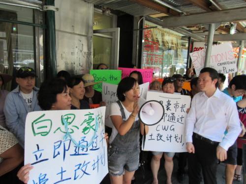 租户代表金女士(说话者)感谢社区的帮助。(图片来源:美国《世界日报》记者 颜嘉莹 摄)