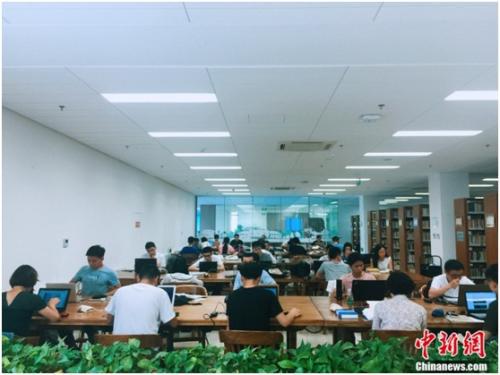 图为清华大学图书馆内，学生正在自习。 杨雨奇 摄