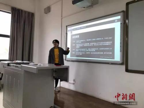 老师给学生们讲课。何佳欣 摄