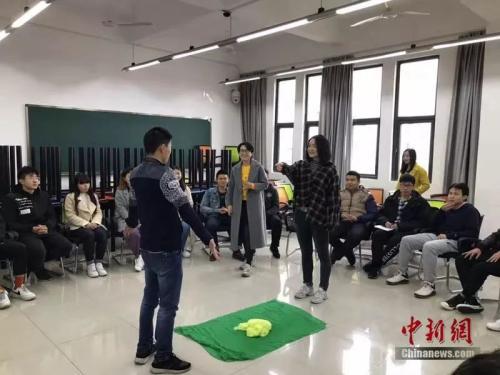 学生受邀上台表演。何浠 摄