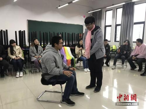 同学们进行情景扮演。何佳欣 摄