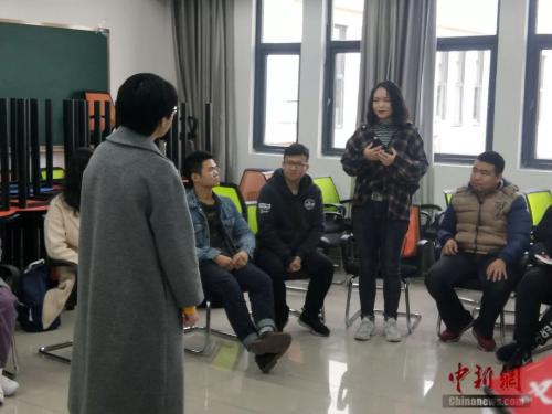 学生与老师交流如何区分与应对恋爱中的依恋类型。何佳欣摄