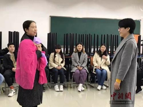 老师为同学们表演四种依恋类型的不同男女相处模式。何佳欣摄