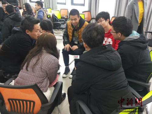 同学们进行小组讨论。何浠摄