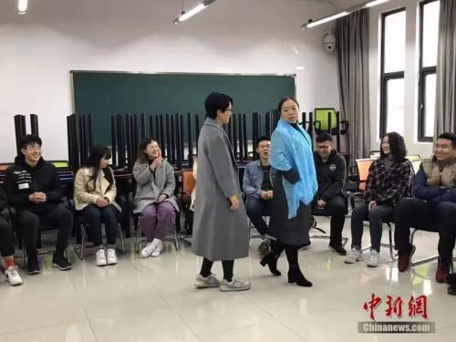 老师为同学们表演四种依恋类型的不同男女相处模式。何佳欣摄