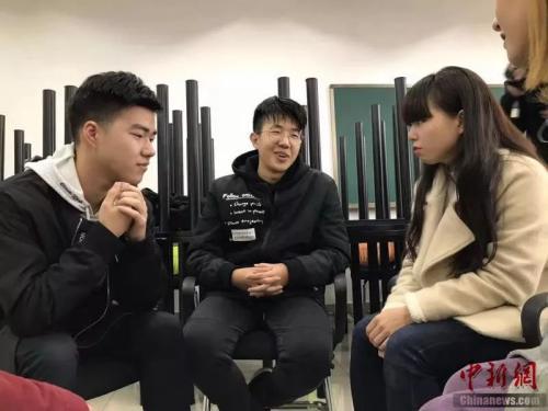 同学们进行小组讨论。何佳欣摄