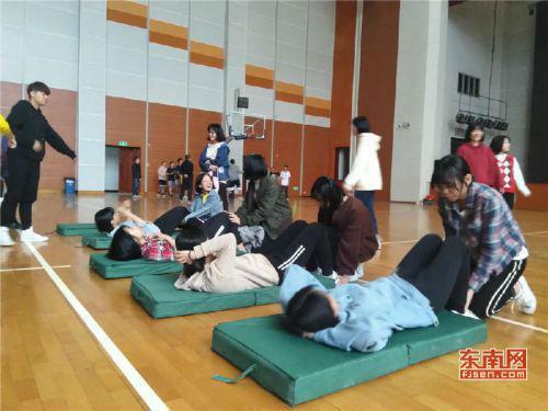福州八中学生进行仰卧起坐练习（东南网记者张立庆摄）
