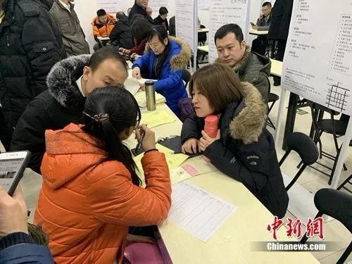 资料图:北京某人才市场上,求职者和招聘者正在交谈。中新网 吴涛 摄