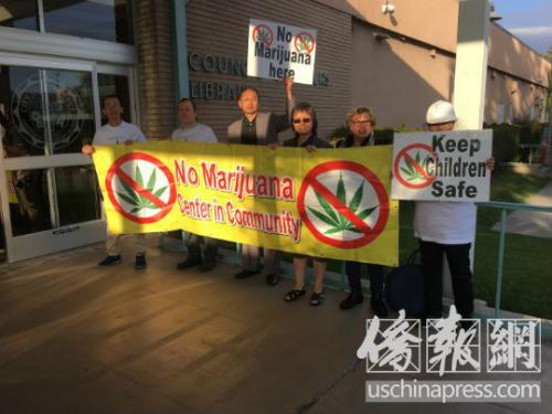 孟宪军（左三）等多位华人反麻者站在商业市政府门前示威抗议。（图片来源：美国《侨报》记者 高睿 摄）