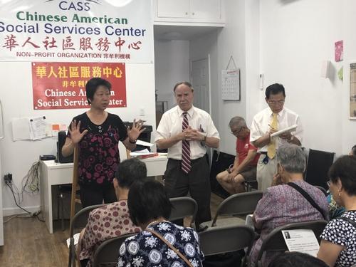 纽约州众议员寇顿(中间)表示,2020年市长白思豪和学习总监卡兰扎极有可能再提出特殊高中录取标准改革。(美国《世界日报》/颜洁恩 摄)