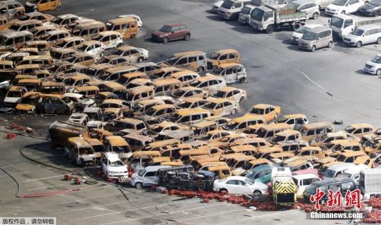 资料图:日本兵库县,航拍台风“飞燕”过后受损的汽车。