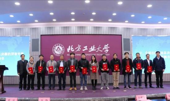 大赛组委会向企业专家办法现场总决赛评委聘书