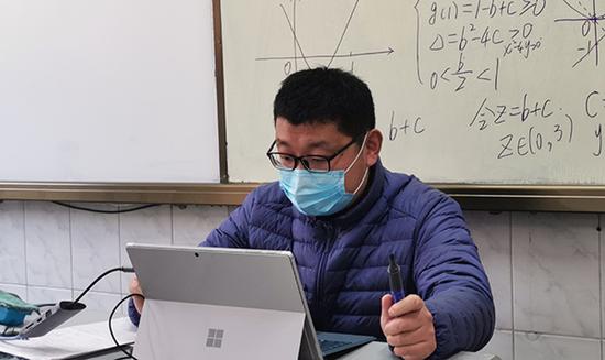 杜明明老师在上数学直播课。澎湃新闻记者 杨喆  图