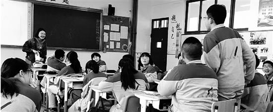 同学们热烈地讨论厕所创意口号。