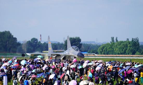 8月30日，人们观看空军新型战机飞行表演。新华社记者 王东明 摄