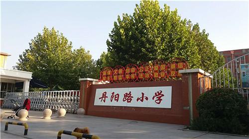 “由于发现及时,并未出现学生在街面上大规模佩戴的现象。”高姓负责人说。