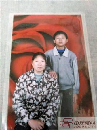 李仕芬和儿子周杰的老照片。