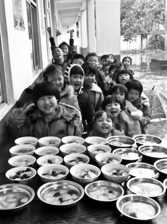 视频中孩子们充满欢笑