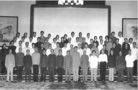 科学大会后,温元凯等和邓小平的合影