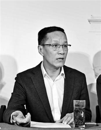 人艺演员队队长冯远征介绍相关情况