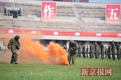 今日下午,清华大学举行本科新生结业典礼,典礼上新生进行列队、军体拳、反恐演习等演练。新京报记者 侯少卿 摄