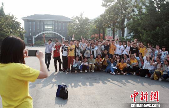 6月9日,在扬州大学附属中学考点,考生们在考试结束后合影留念。 孟德龙 摄