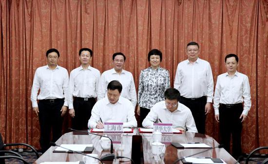 应勇、邱勇代表双方签署协议。上海市副市长吴清、清华大学副校长尤政出席签约仪式。