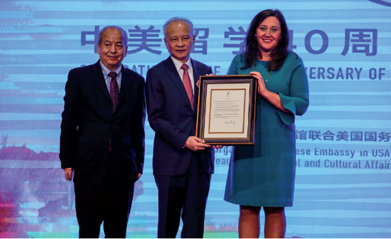 刘亚伟,美国卡特中心(The Carter Center) 中国项目主任(左)向中国驻美大使崔天凯(中)和美国国务院助理国务卿帮办卡罗琳·卡萨格兰迪(右)转交美国前总统卡特先生专门为本次活动发来的贺信。(图片来自《中国日报》)