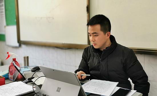语文老师肖亚在上直播课。澎湃新闻记者 杨喆  图