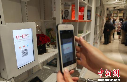 国内首家无人书店在上海开业，读者体验刷脸进店，自主购书。　张亨伟 摄