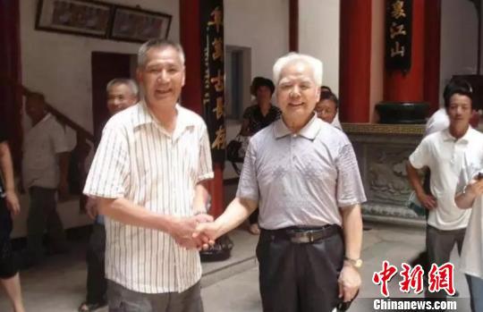 图为:2012年6月回乡时,高铭暄(右)与老家亲属合影 高铭暄亲属供图