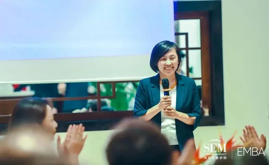 清华大学经济管理学院党委书记薛健在开班仪式上致辞