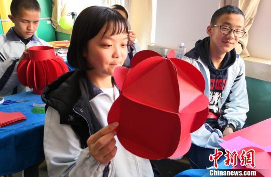 图为兰州市一学校学生开展元宵节主题活动,同学们做灯笼。(资料图) 刘玉桃 摄