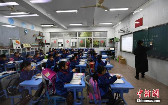 资料图：小学生们正在上课。 中新社记者 王刚 摄