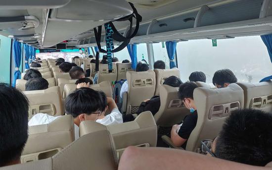 7月8日上午7时许，一辆歙县二中的送考车上坐着40多位考生。新京报记者 海阳 摄