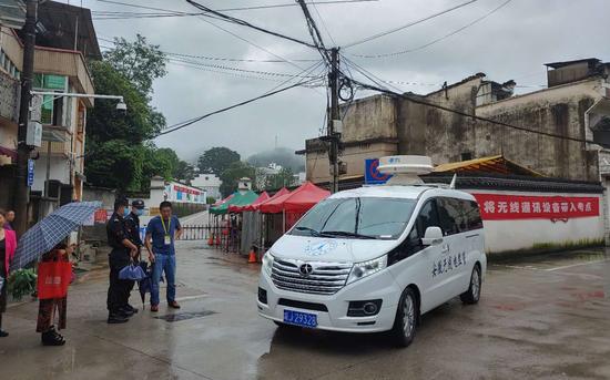 7月8日上午8时许，歙县中学考点外停着一辆无线电监管车辆。新京报记者 海阳 摄