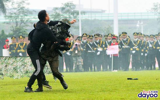 图为大学生变身特战队员进行实战演习。广报全媒体记者邱伟荣摄