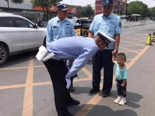 民警们马上过去抱起小男孩