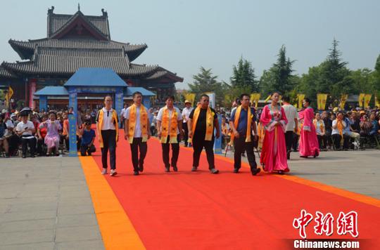 祭祖当天，来自海内外的数千移民后裔与数百名研学旅行的学子齐聚大槐树下，共祭移民祖先，同传中华古训。洪洞大槐树景区供图