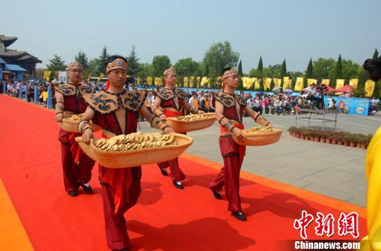 据悉，本次祭祖大典严格遵循国家级非物质文化遗产——“大槐树祭祖习俗”，依次进行“迎请神主”“敬香通神”“典帛安神”“敬献供品”等传统仪程。洪洞大槐树景区供图