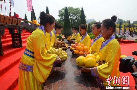 当天，“戊戌年中元节祭祖大典”在山西“华人老家”洪洞大槐树景区举行。洪洞大槐树景区供图