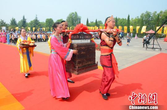 以“古训传天下 孝德兴中华”为主题的中元节祭祖大典，同清明节、寒衣节一样，是中国人祭祖的重大日子。洪洞大槐树景区供图