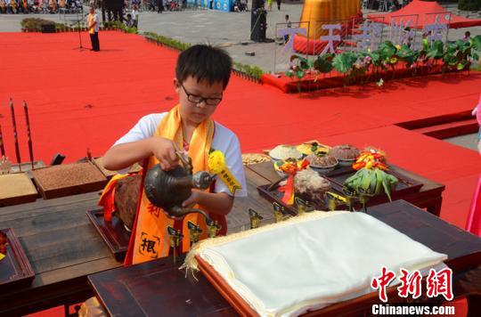 在整个祭祖大典仪程中，洪洞大槐树景区特别邀请小学、初中、高中学生代表作为参祭嘉宾参与祭祀流程，由学生团队演绎《大槐树古训》。洪洞大槐树景区供图