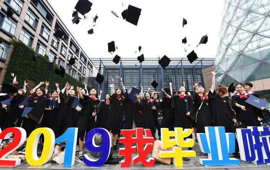 2019年6月12日,浙江杭州,一所大学的本科生庆祝自己顺利毕业。 视觉中国 图